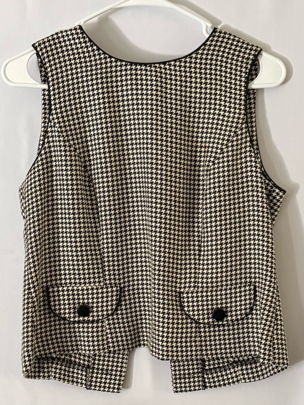Casual Corner Black & White Houndstooth Sleeveless Shell